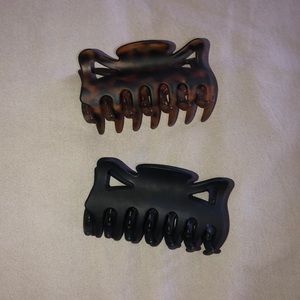 Two large claw hair clips